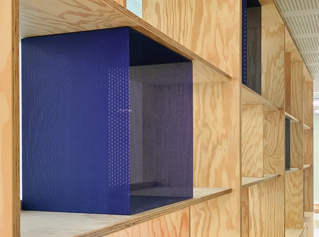 bibliothèque bois boîtes métal bleu