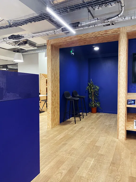 arche menuiserie bois bleu électrique