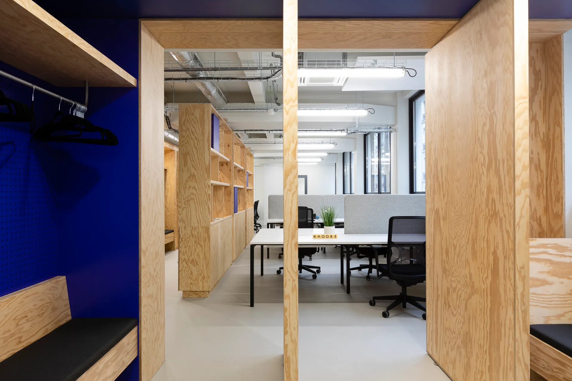 coworking portes sur pivot bois