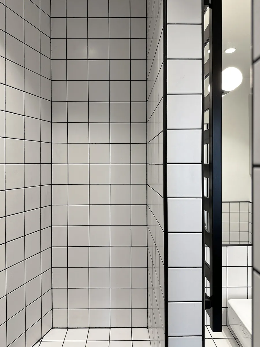 salle de bain carrelage rayures noir et blanc