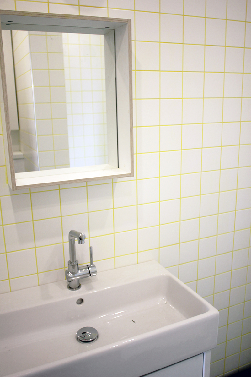 salle de bain joint jaune